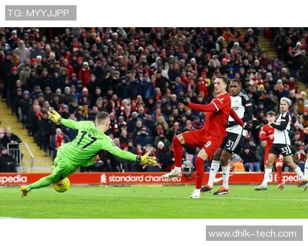 英格兰球队利物浦在欧冠赛场上遭遇困境,主帅克洛普面临挑战,球队能否翻盘?